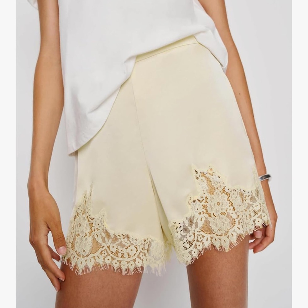 High-Waist Lace Hem Women's Shorts in Pale Yellow